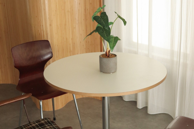 OLUE STUDIO｜丸テーブルとヴィンテージチェアで、カフェシーンや物撮りにも活躍