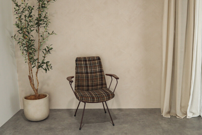 OLUE STUDIO｜塗り壁を背景にヴィンテージチェア一脚、ポートレートに映える構図