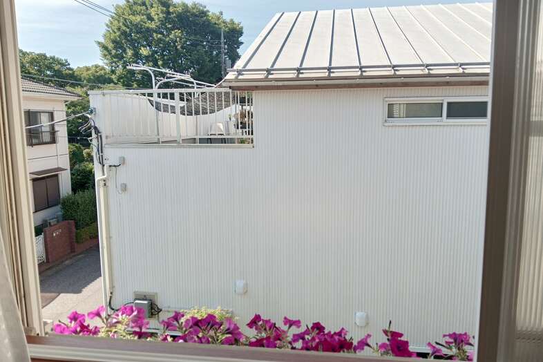 Family Studio Kashiwa｜【2F】洋室から木のいえKashiwaのベランダを望む