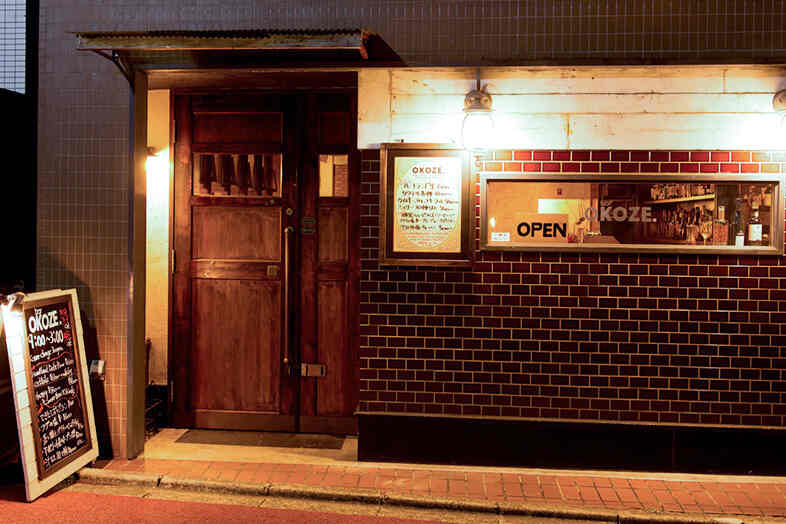 bar OKOZE.｜夜の目黒不動尊参道に佇む外観、看板や木戸を活かしたロケ地・待ち合わせシーンに