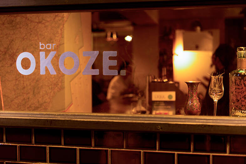 bar OKOZE.｜窓越しに見えるロゴと店内の様子、開店前後のオープニングカットに最適