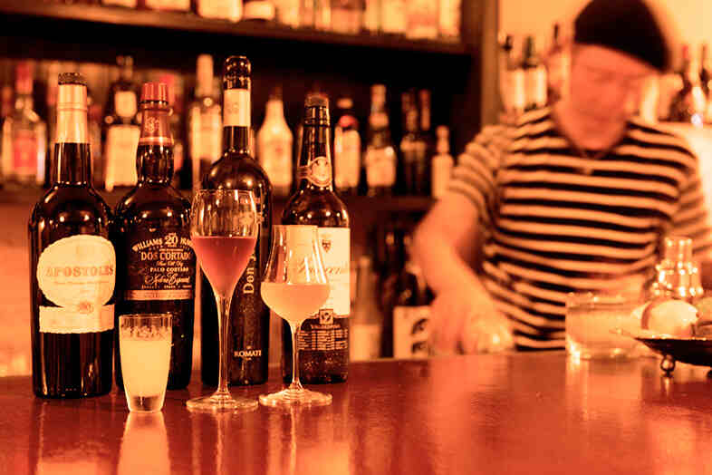 bar OKOZE.｜シェリーやカクテルが並ぶカウンター越しの一杯、ドリンク商品撮影のクローズアップに