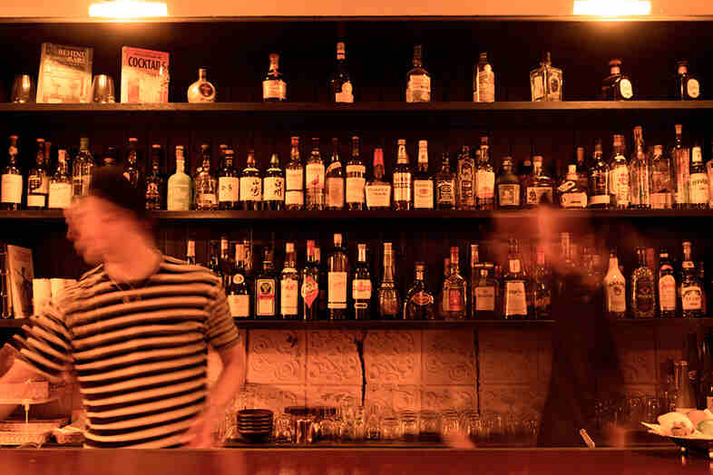bar OKOZE.｜棚を背にバーテンダーが動くワンシーン、臨場感あるMV・ドラマロケにも対応