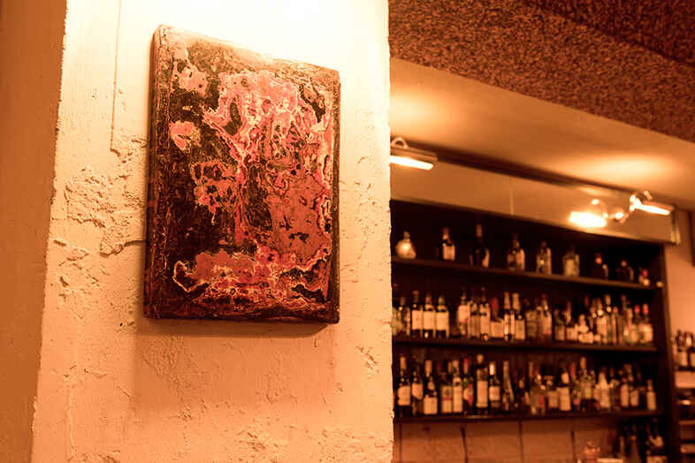 bar OKOZE.｜漆喰壁に映える一点物のアート、差し色として絵になるディテールカットに