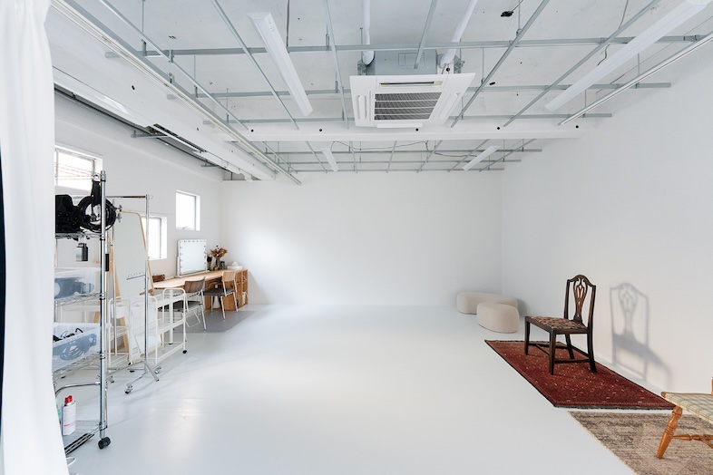 studio ONDO｜大きな白壁と自然光が広がる白床エリアは、アパレルや広告撮影に最適