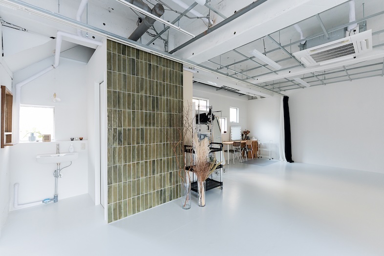 studio ONDO｜オリーブカラーのタイル壁をアクセントにすれば、モードからナチュラルまで幅広い撮影が可能に