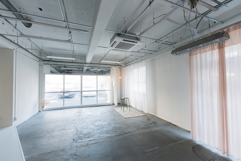 studio ONDO｜窓から差し込む自然光が白床を美しく照らします