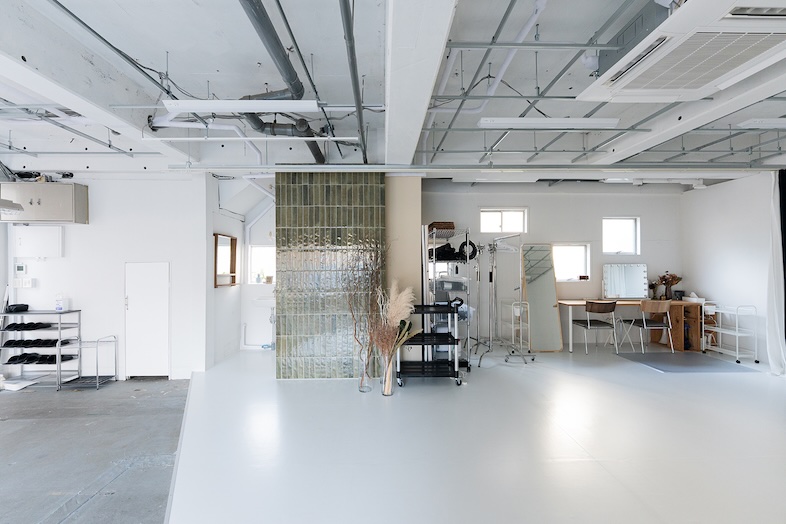 studio ONDO｜白床エリアからモルタルエリアまで見渡せる構図