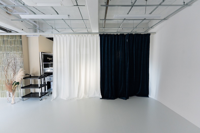 studio ONDO｜シアーカーテンと遮光カーテンは背景としても使用可