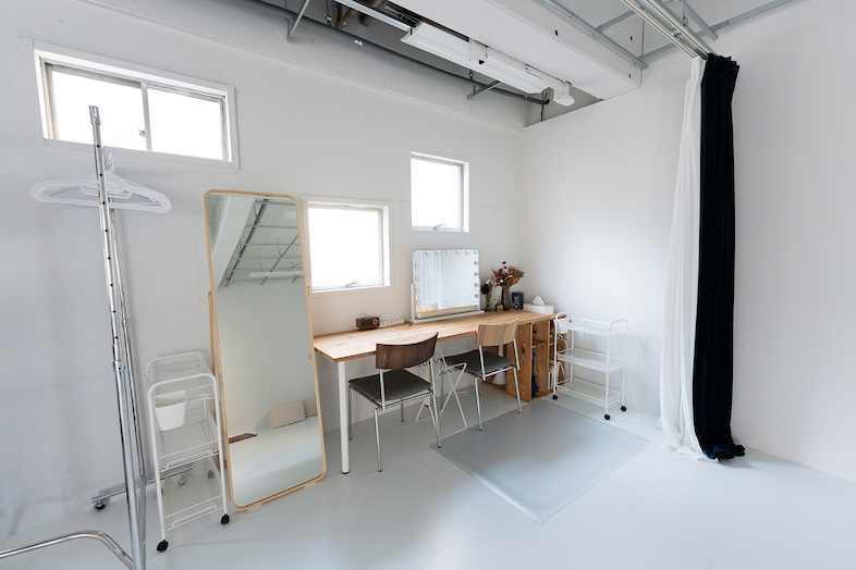 studio ONDO｜ライト付きミラーや姿見を備えたメイクスペース＆更衣室