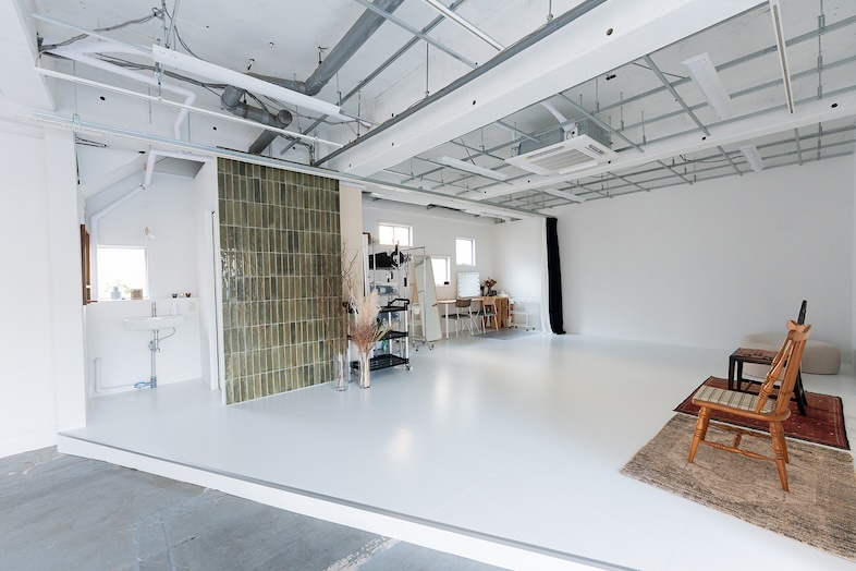 studio ONDO｜白床とオリーブタイル壁が印象的な空間