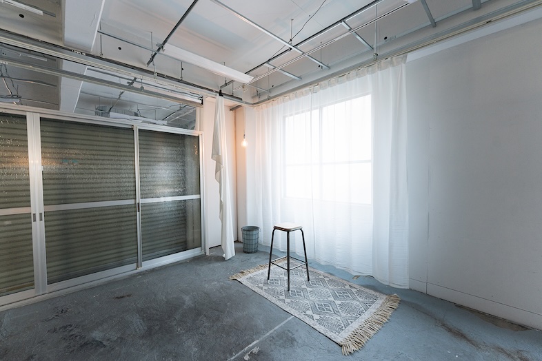 studio ONDO｜シャッターを開閉することで自然光の入り方を調整しながら撮影が可能