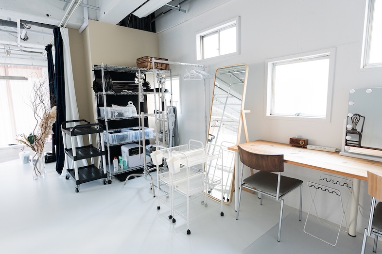 studio ONDO｜大型ミラーや撮影備品を備えたメイクスペース＆備品置き場