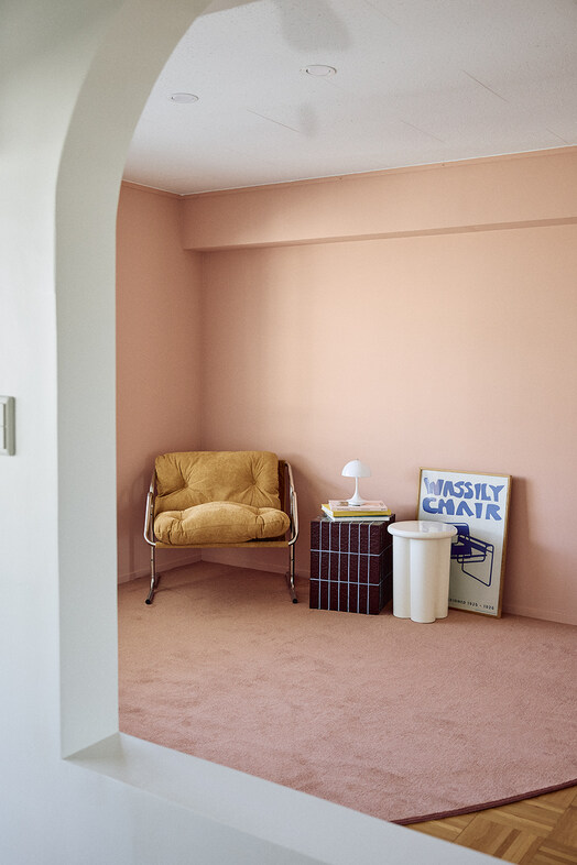 tarme｜白いアーチ越しにピンクルームを望む奥行きある撮影が可能
