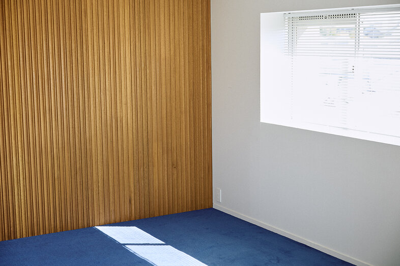 tarme｜木の壁と鮮やかなブルーの絨毯はファッション撮影の背景に最適