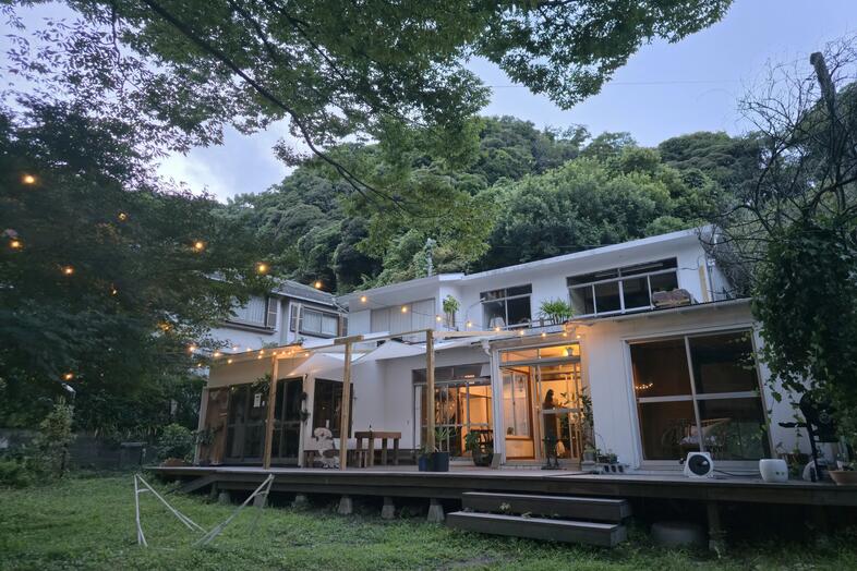 Art of Life 山の音｜庭からの建物全景（夕暮れ）