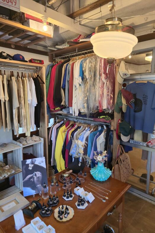 Art of Life 山の音｜古着店舗（服のラック）