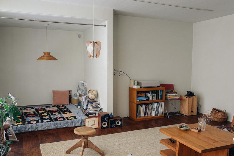 STUDIO FINN｜小上がりと本棚を背景に、読書シーンなどの撮影に