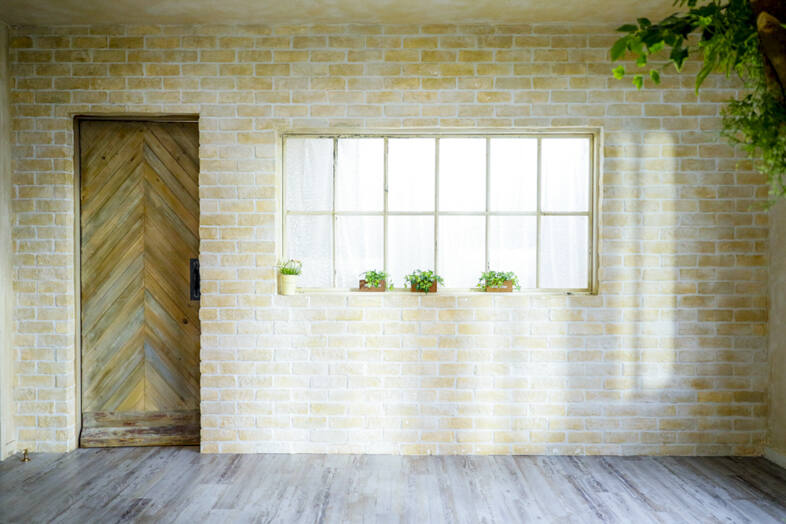 HOUSE STUDIO KUSCHEL｜【1F】レンガ壁に並ぶ鉢植えと小窓は、ナチュラル系ポートレート撮影に最適