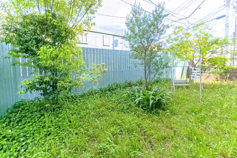 HOUSE STUDIO KUSCHEL｜【1F】青々とした芝生とブランコが広がるガーデンは、開放感ある屋外シーンにおすすめ