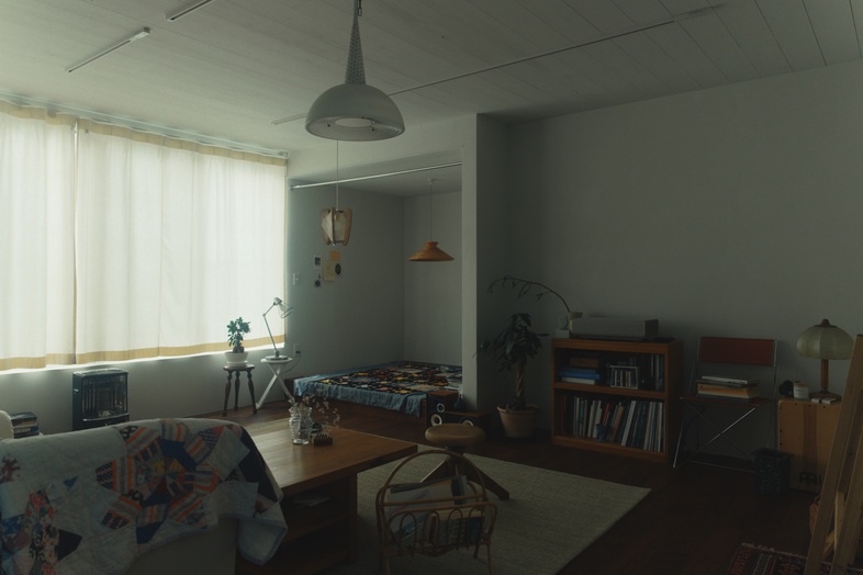 STUDIO FINN｜生成りカーテン越しの光は柔らかな生活感を演出