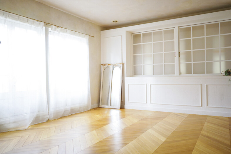 HOUSE STUDIO KUSCHEL｜【2F】ヘリンボーンの床と白い格子棚が並ぶ部屋は、明るく上品な雰囲気を演出