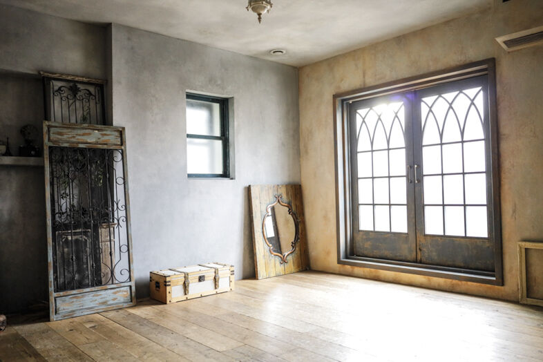 HOUSE STUDIO KUSCHEL｜【2F】アンティーク家具が並ぶグレーの壁面が重厚感ある室内