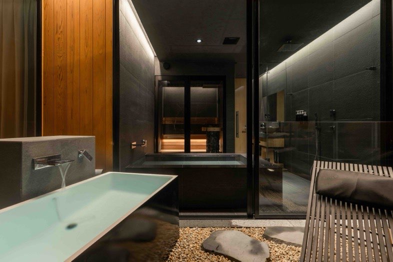HOTEL SEION FUJI｜黒を基調としたスタイリッシュな浴室は入浴シーンやウェルネス系の撮影に