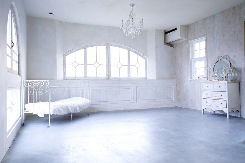 HOUSE STUDIO KUSCHEL｜【3F】アーチ窓の光とシャンデリアが彩る、上品な白い空間