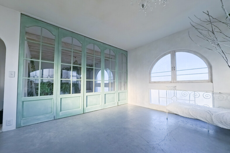 HOUSE STUDIO KUSCHEL｜【3F】ミントグリーンの扉とアーチ窓がシンプルな空間