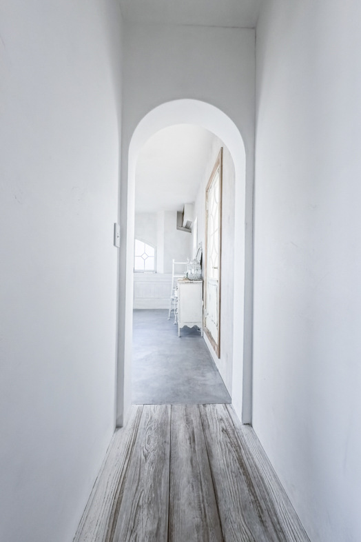 HOUSE STUDIO KUSCHEL｜【3F】アーチ壁が印象的な白い廊下は、雑誌やモデル撮影に最適
