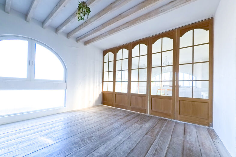 HOUSE STUDIO KUSCHEL｜【3F】木製の格子扉が連なる梁天井の部屋は南欧の別荘を思わせる開放感