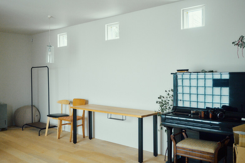 STUDIO FINN｜三連の高窓が並ぶ壁面はワークシーンの背景にも使えます