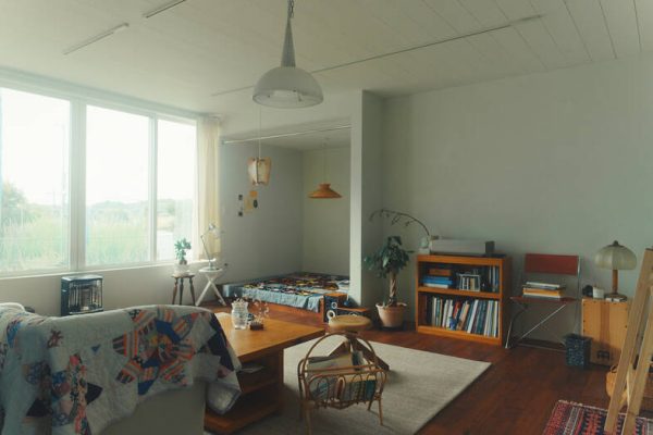 場所ごとに樹種を変えた、趣のあるフローリングのリビング