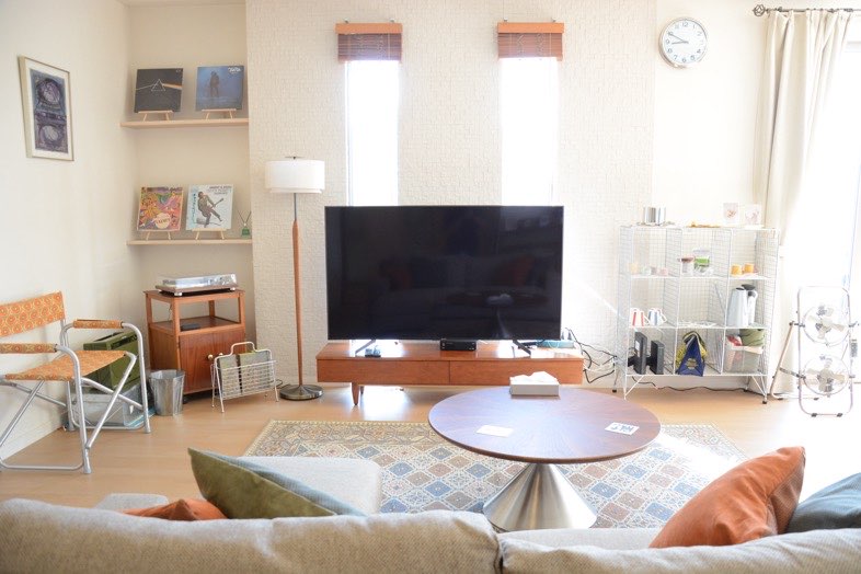 Gyotoku Terrace｜【1Fリビング】白を基調とした室内にソファや木製家具、TVが馴染むナチュラルなリビング