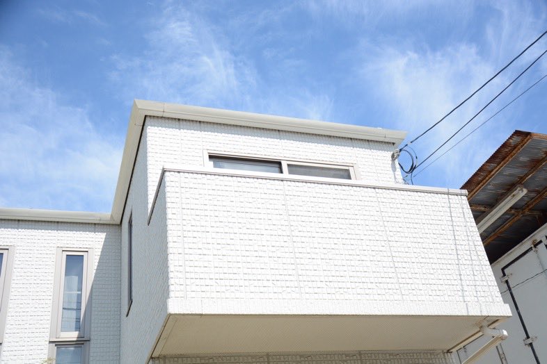 Gyotoku Terrace｜【2F子供部屋】白い外壁と青空を背景にできる子供部屋バルコニー