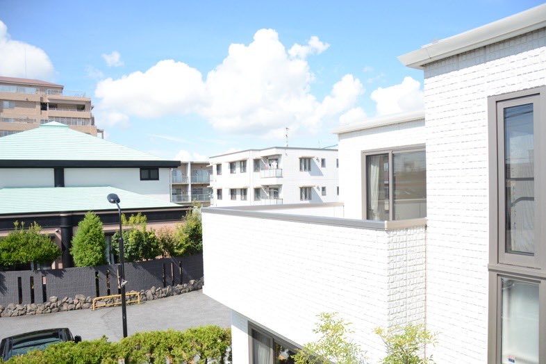 Gyotoku Terrace｜【2F寝室】青空と周辺の住宅街を望めるバルコニー
