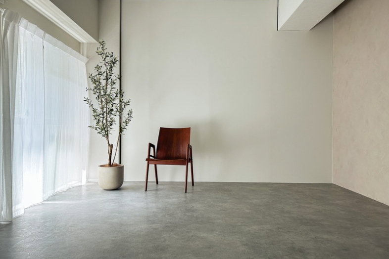 OLUE STUDIO｜白壁を背景にすることにより開放的な雰囲気を持たせられます