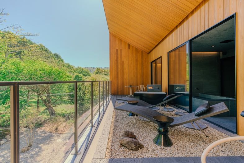 HOTEL SEION FUJI｜森を一望できるバルコニーはリラックスシーンやリゾートライフの撮影におすすめ