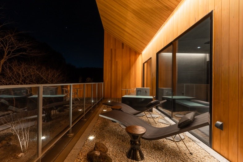 HOTEL SEION FUJI｜暖かな照明に照らされた夜のバルコニーは森の静寂に包まれたナイトリゾートや大人のくつろぎシーンに