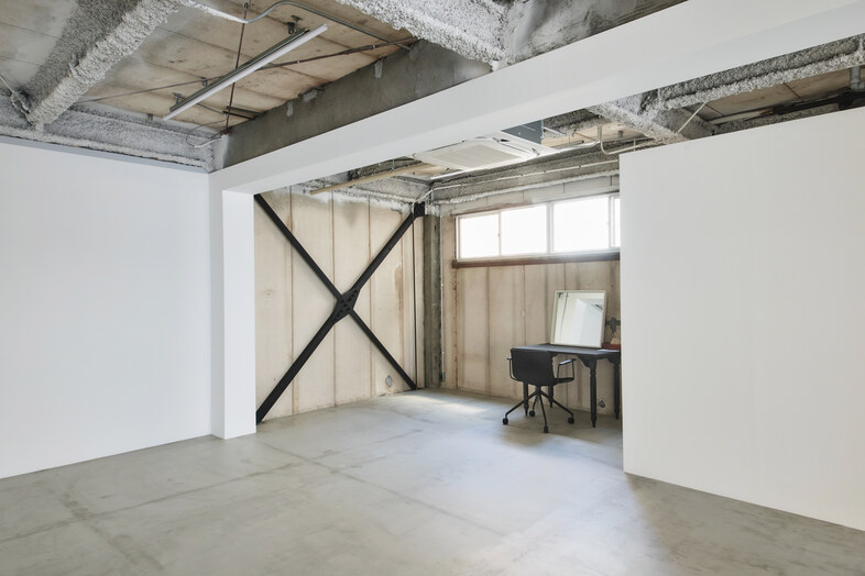 bows multi space｜質感のある壁面を背景にしたポートレート撮影にマッチ
