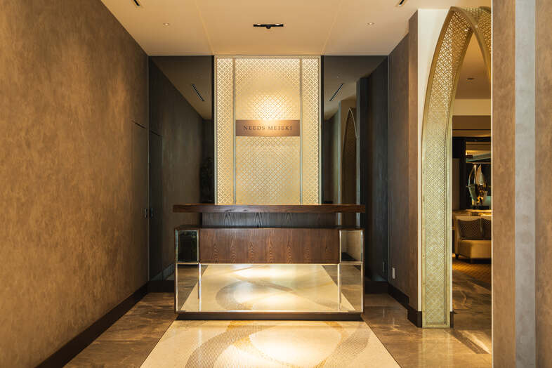 NEEDS名駅（旧インフィニート名古屋）｜大理石カウンターとゴールドの装飾で高級感ある受付シーンが撮れる