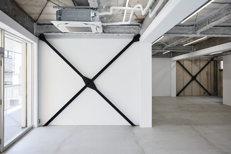 bows multi space｜白壁と黒い構造美が印象的なビジュアル背景