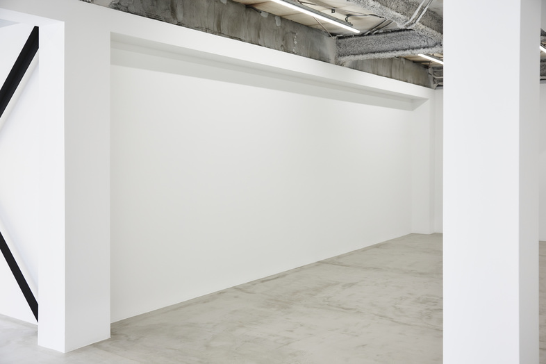 bows multi space｜長い白壁は横位置の商品撮影に使いやすい背景