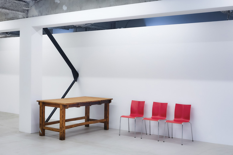 bows multi space｜テーブルを配した空間は対談や展示演出にも