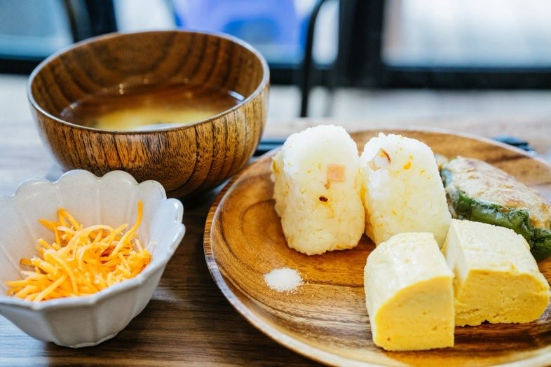 阿佐ヶ谷 いりぐち｜おにぎりや卵焼きが並ぶ朝食風景