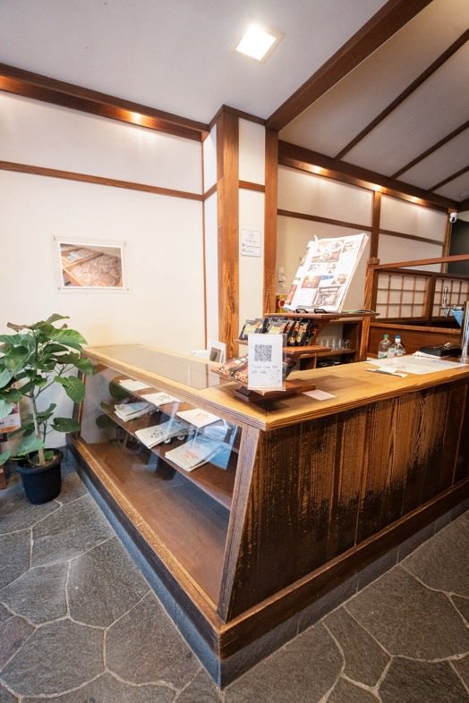 阿佐ヶ谷 いりぐち｜ガラスケースや木製カウンターなどかつての和菓子店を思わせる背景で接客や店内シーンが撮れる