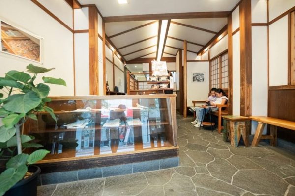梁や柱など昔ながらの木造意匠を残したレトロな空気感が魅力