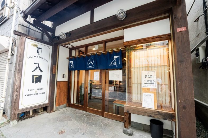 阿佐ヶ谷 いりぐち｜木枠のガラス戸とのれんが迎える正面入口