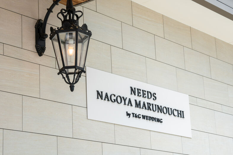 NEEDS名古屋丸の内（旧トリフォーリアNAGOYA）｜邸宅の入口に掲げられたサインはブランドロゴ撮影にも活躍
